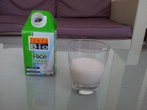 Un verre de lait de riz isola Bio