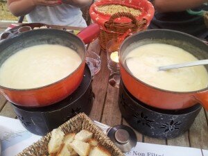 2 caquelons de fondue à La taverne de Neuchâtel