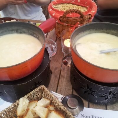 2 caquelons de fondue à La taverne de Neuchâtel