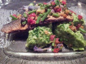 Pavé de grosse dorade royale, écrasée de brocoli et vinaigrette de légumes croustillants