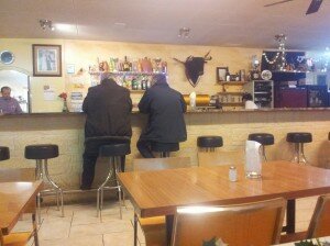 Deux compères au bar du centre espagnol