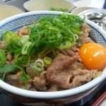 Un gyudon avec oeuf cru