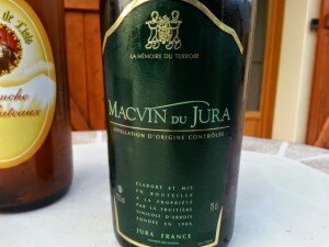 Une bouteille de Macvin du jura