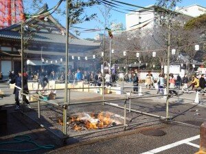 Feu cérémonial devant le temple