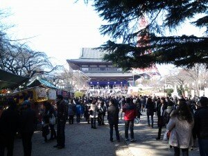 Foule devant le temple