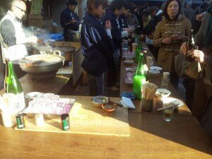 Un stand de saké et de soupe à Asakusa