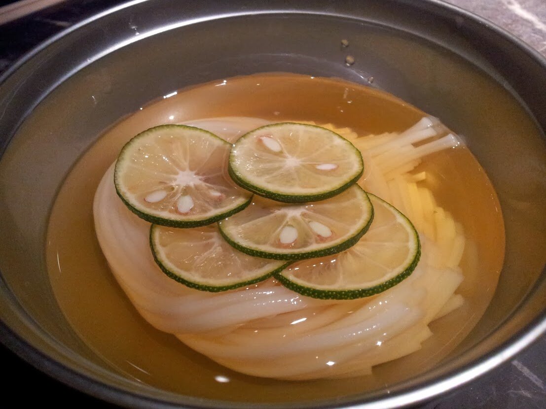 Une jolie soupe froide, udon et citron vert