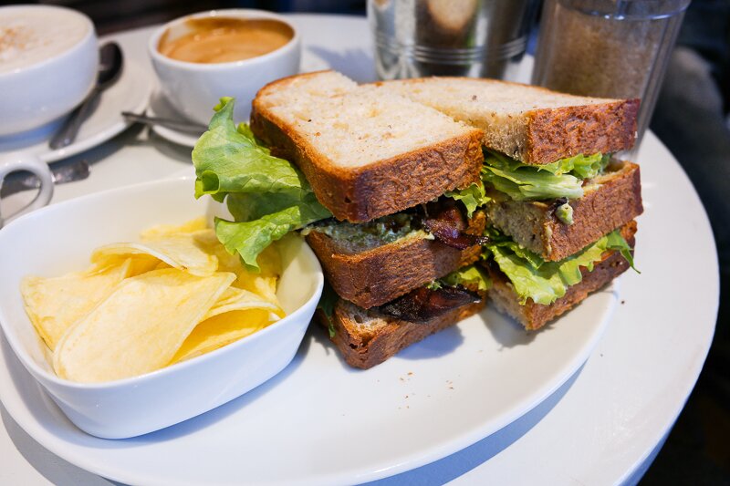 BLT et chips au Blackbird