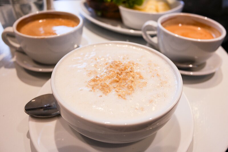 Porridge et flat whites au Blackbird