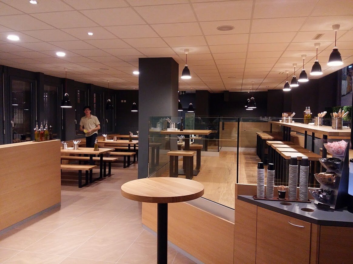 l'Intérieur moderne de PZ Pizza